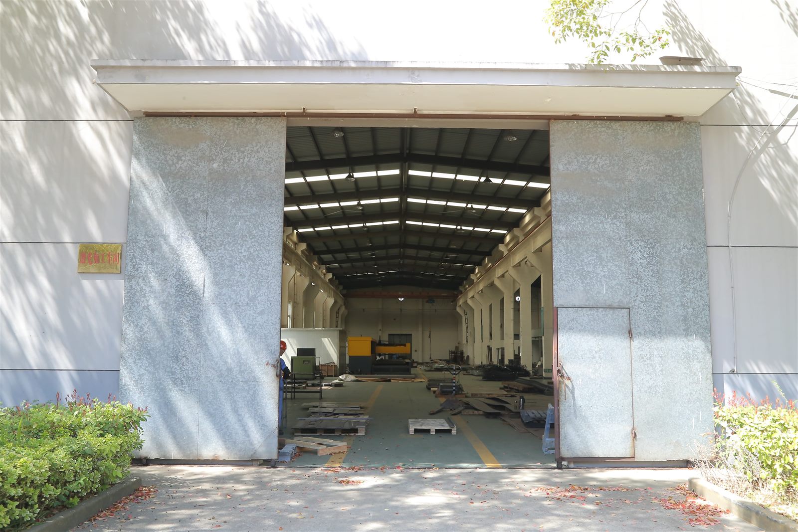 Laser cutting equipment