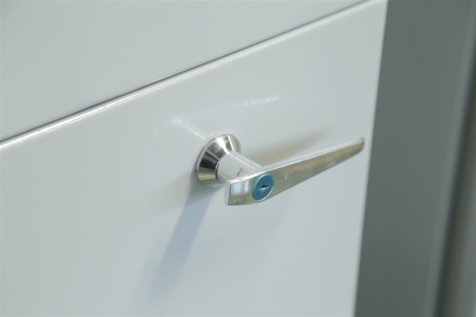 Détail de la poignée de porte du séchoir